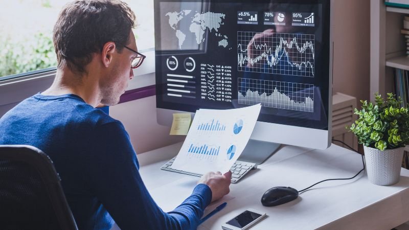 Equipo Phonix Studio trabajando en estrategias